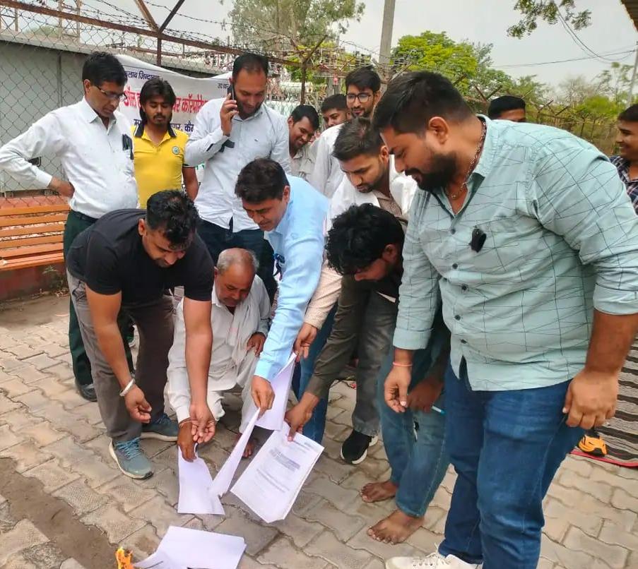 सरकार द्वारा लाए गए हरियाणा एग्रो डिस्कॉम नोटिफिकेशन की प्रतियां जलाते बिजली कर्मचारी सरकार द्वारा लाए गए हरियाणा एग्रो डिस्कॉम नोटिफिकेशन की प्रतियां जलाते बिजली कर्मचारी