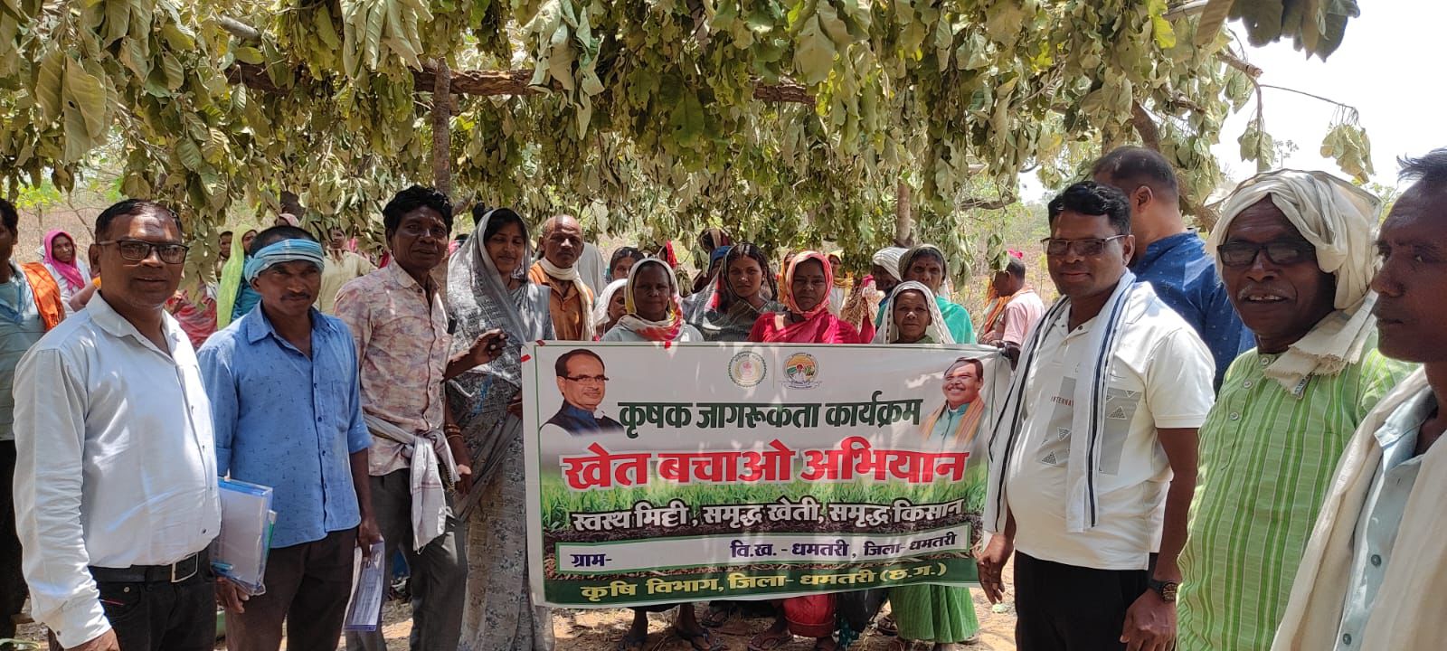 किसानों को खेत बचाओ अभियान के तहत संतुलित व जैविक खेती की जानकारी देते हुए।