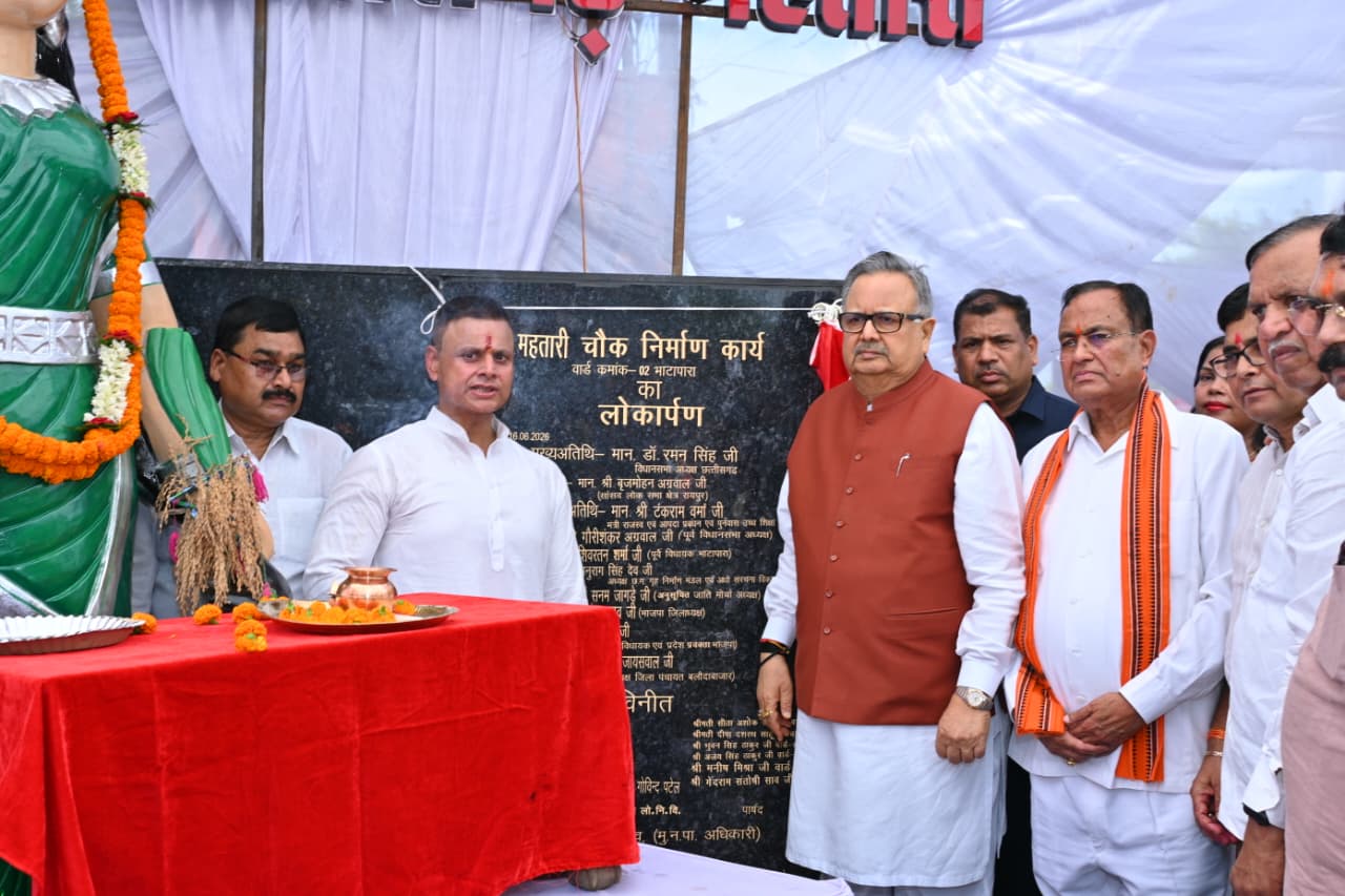 छत्तीसगढ़ महतारी और देश के वीर सपूत शहीद श्रीकृष्ण गजानन खोण्डे की भव्य प्रतिमाओं का अनावरण किया।
