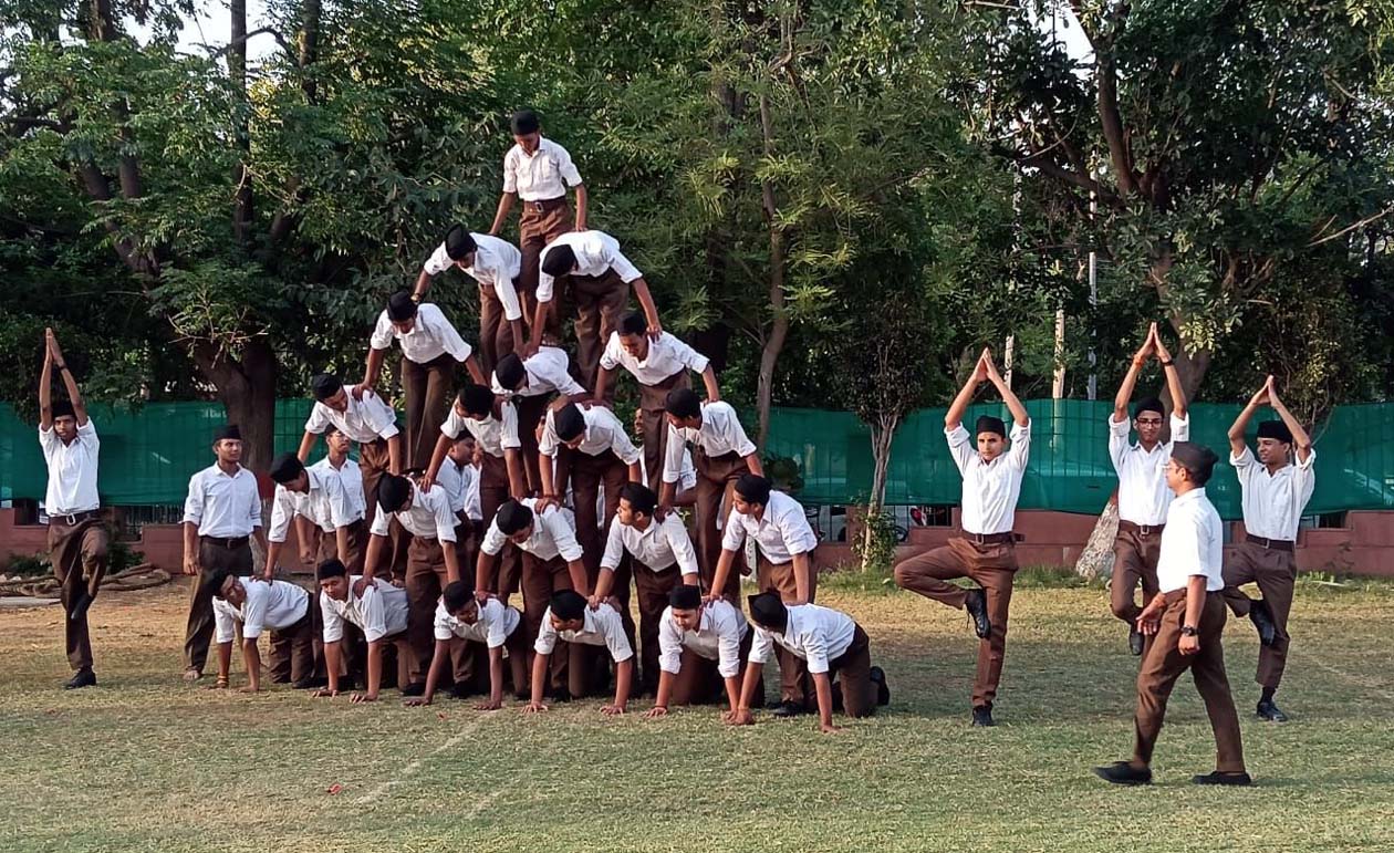 प्रतिभा का प्रदर्शन करते सदस्य। प्रतिभा का प्रदर्शन करते सदस्य।