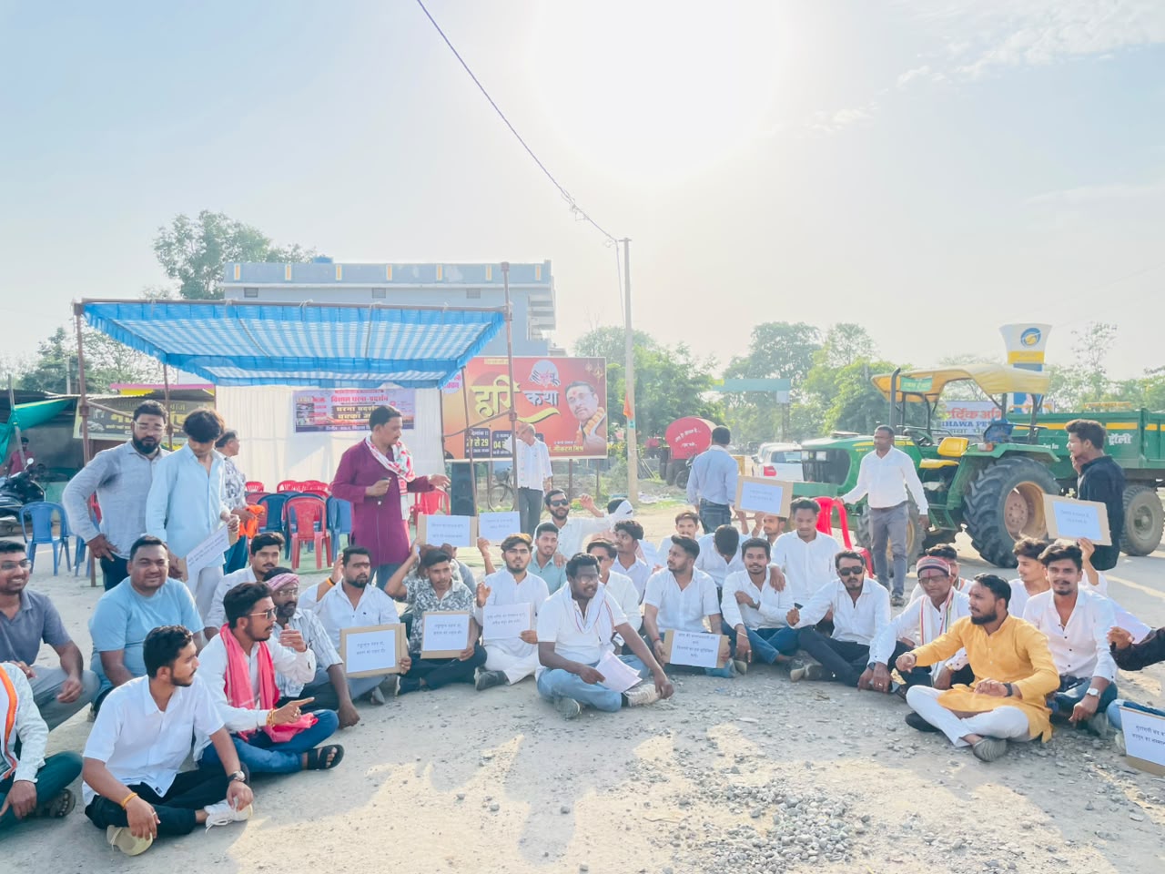 सड़कजाम करते हुए एनएसयूआई के सदस्य। सड़कजाम करते हुए एनएसयूआई के सदस्य।