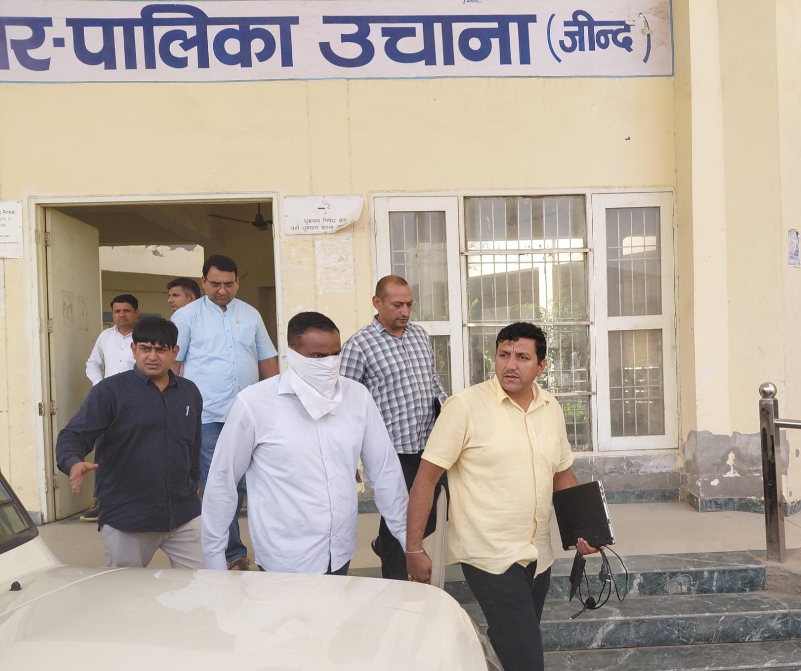 एसीबी की टीम नपा सचिव अशोक डांगी को कार्यालय से अपने साथ लेकर जाते हुए।