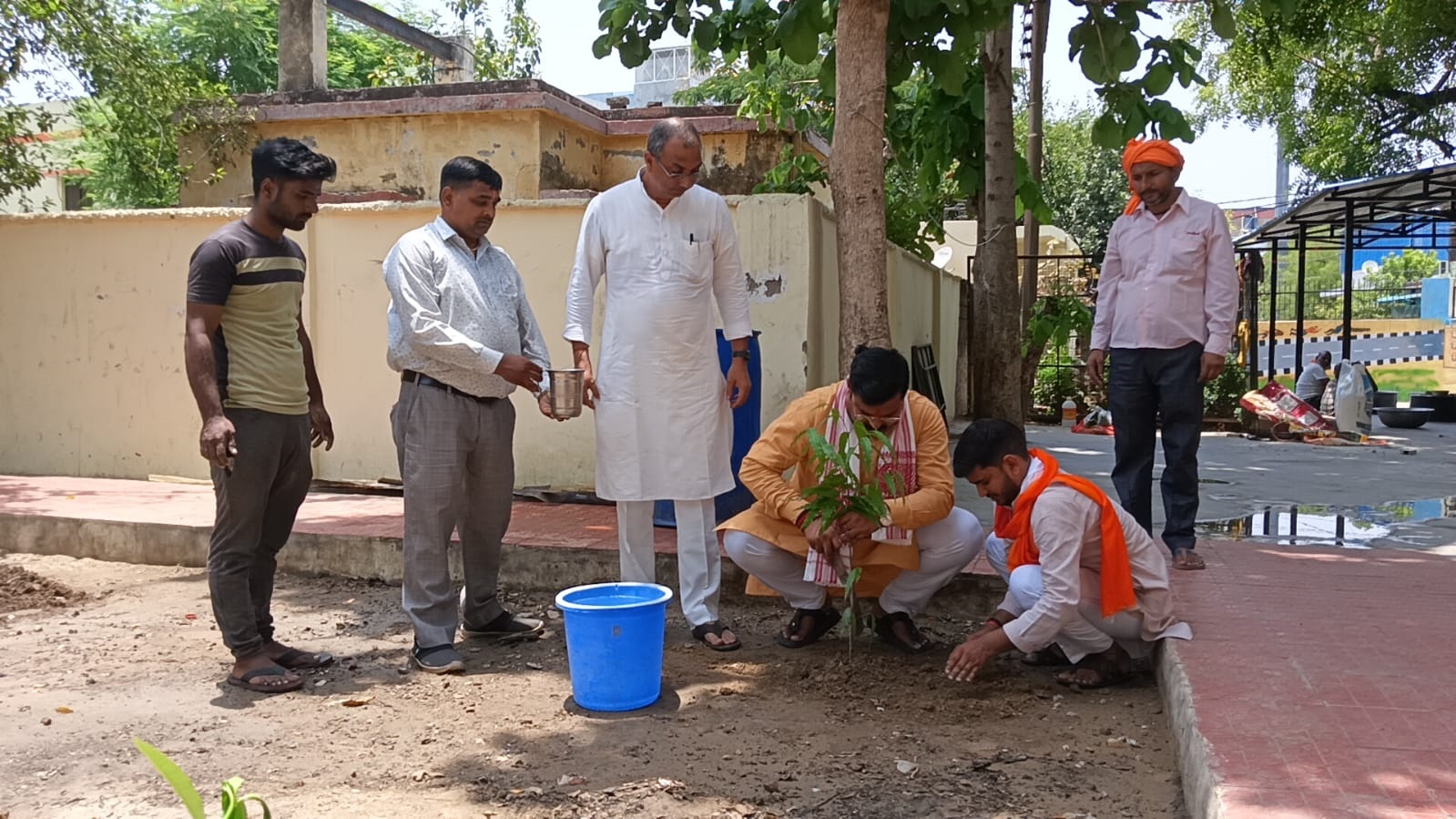 राष्ट्रीय स्वयंसेवक संघ के प्रांत प्रचारक कौशल ने प्रसाद वितरण कर विश्व संवाद केंद्र द्वारा आयोजित विशाल भंडारे का शुभारंभ किया