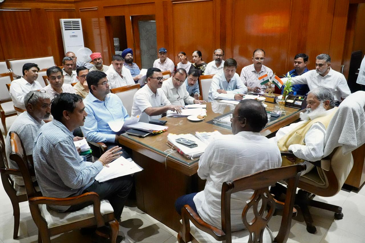 हरियाणा के परिवहन मंत्री अनिल विज कर्मचारियों व अधिकारियों की बैठक लेते हुए हरियाणा के परिवहन मंत्री अनिल विज कर्मचारियों व अधिकारियों की बैठक लेते हुए