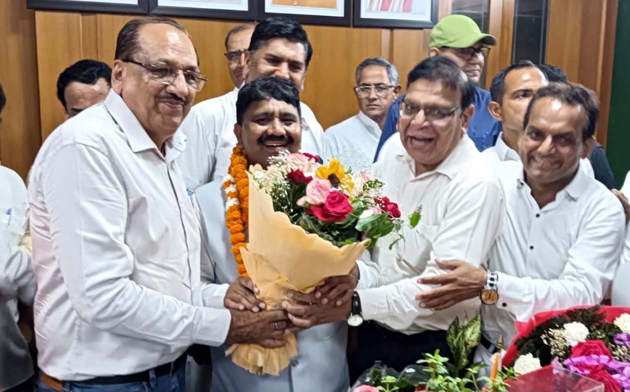 पदभार ग्रहण करने पर रवि सैनी को बधाई देते पार्टी नेता। पदभार ग्रहण करने पर रवि सैनी को बधाई देते पार्टी नेता।