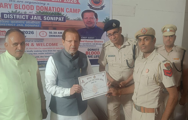 सोनीपत: रक्तदाताओं को सर्टीफिकेट देते हुए मंत्री डा. अरविंद शर्मा व मेयर राजीव जैन सोनीपत: रक्तदाताओं को सर्टीफिकेट देते हुए मंत्री डा. अरविंद शर्मा व मेयर राजीव जैन