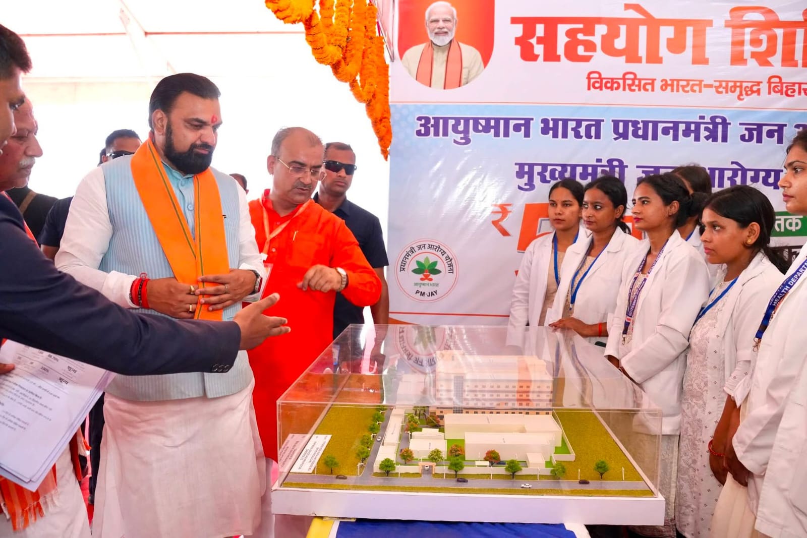 शिविर का निरीक्षण करते मुख्यमंत्री