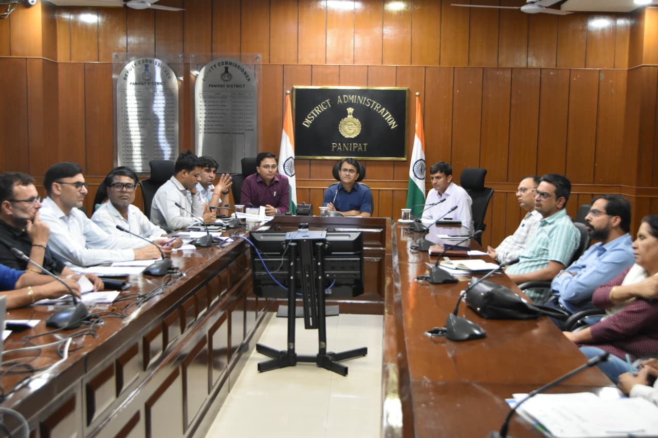 बीएलओ व अधिकारियों की बैठक लेते जिला निर्वाचन अधिकारी  व उपायुक्त डॉ उपायुक्त हरीश कुमार वशिष्ठ