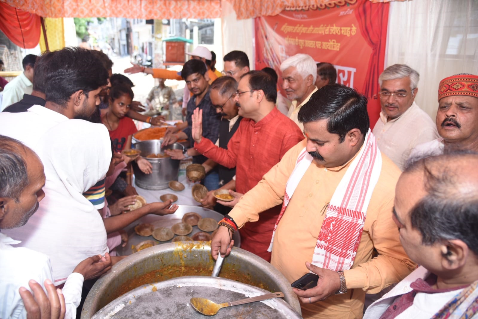 राष्ट्रीय स्वयंसेवक संघ के प्रांत प्रचारक कौशल ने प्रसाद वितरण कर विश्व संवाद केंद्र द्वारा आयोजित विशाल भंडारे का शुभारंभ किया