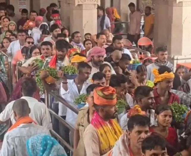 विंध्यधाम में श्रद्धालुओं की भीड़। विंध्यधाम में श्रद्धालुओं की भीड़।