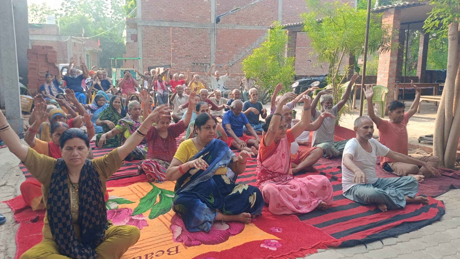 वृद्धाश्रम में योग करते हुए वृद्ध जन वृद्धाश्रम में योग करते हुए वृद्ध जन