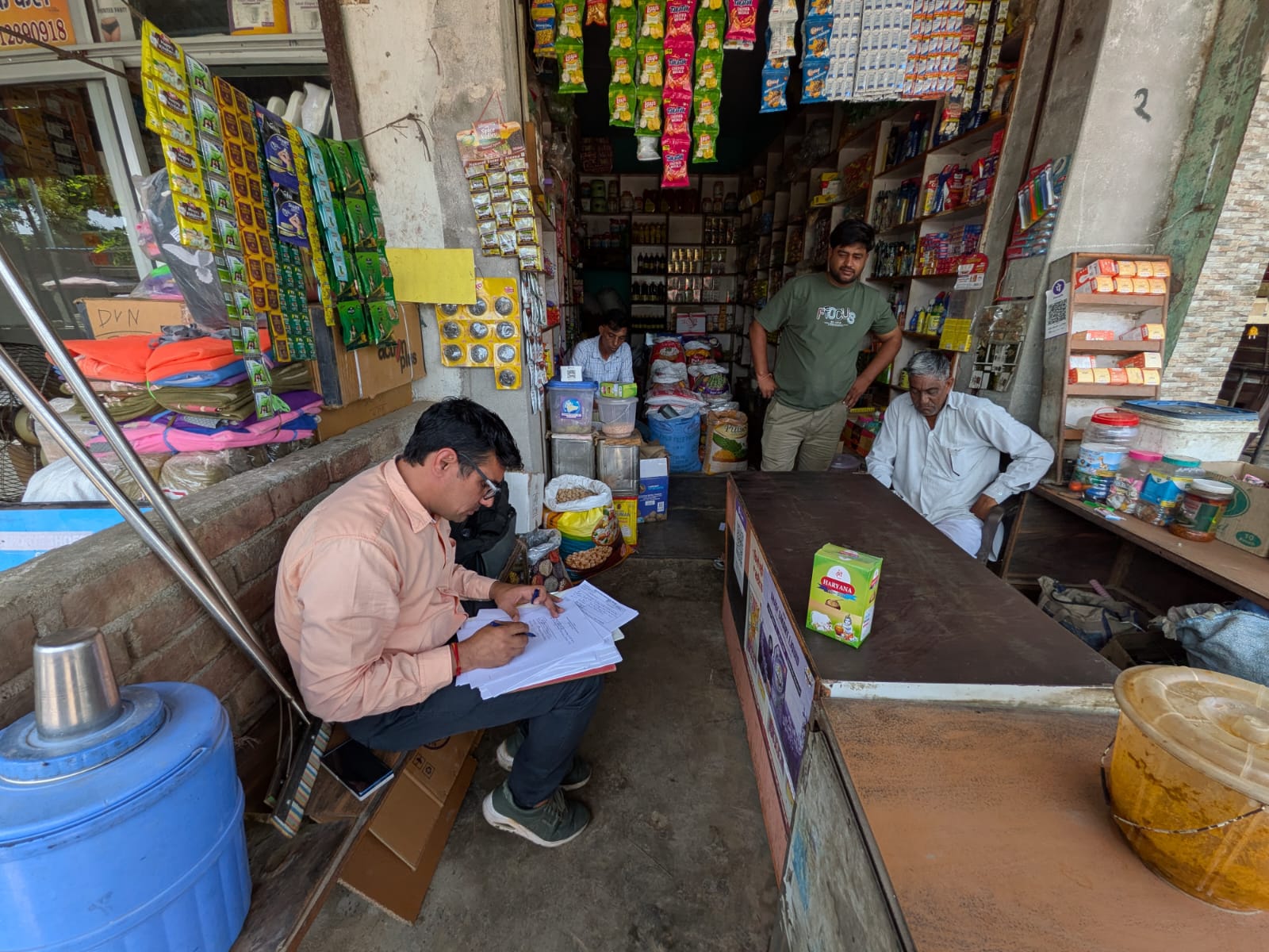 सैंपलिंग कार्रवाई करते हुए अधिकारी। सैंपलिंग कार्रवाई करते हुए अधिकारी।