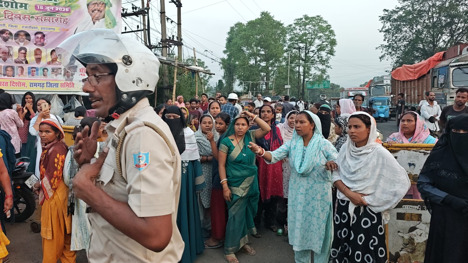 महिलाओं की भी उमड़ी भीड़ महिलाओं की भी उमड़ी भीड़