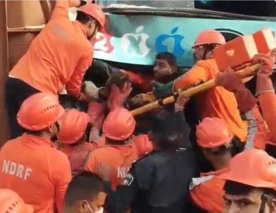 हादसे में शिकार लोगो के बचाव में जुटी एनडीआरएफ की टीम