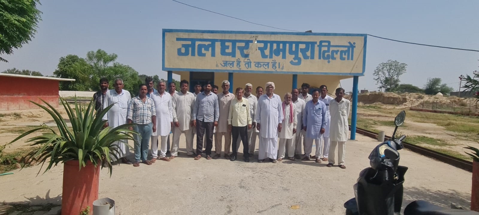 पेयजल संकट को लेकर वाटर वक्र्स में रोष जाहिर करते ग्रामीण। पेयजल संकट को लेकर वाटर वक्र्स में रोष जाहिर करते ग्रामीण।