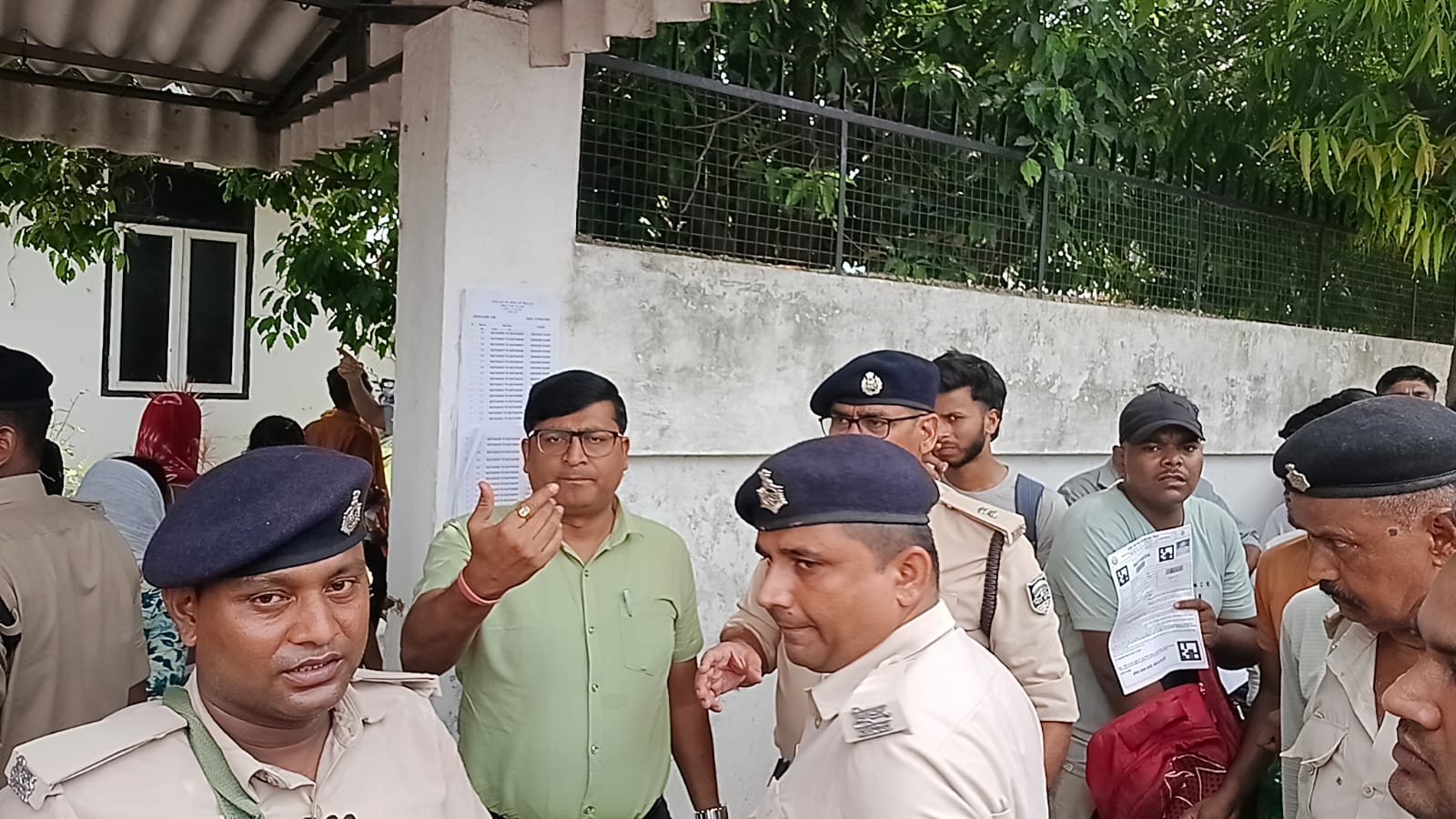 परीक्षा केंद्र पर पहुंचे एसडीएम एवं एसडीपीओ परीक्षा केंद्र पर पहुंचे एसडीएम एवं एसडीपीओ