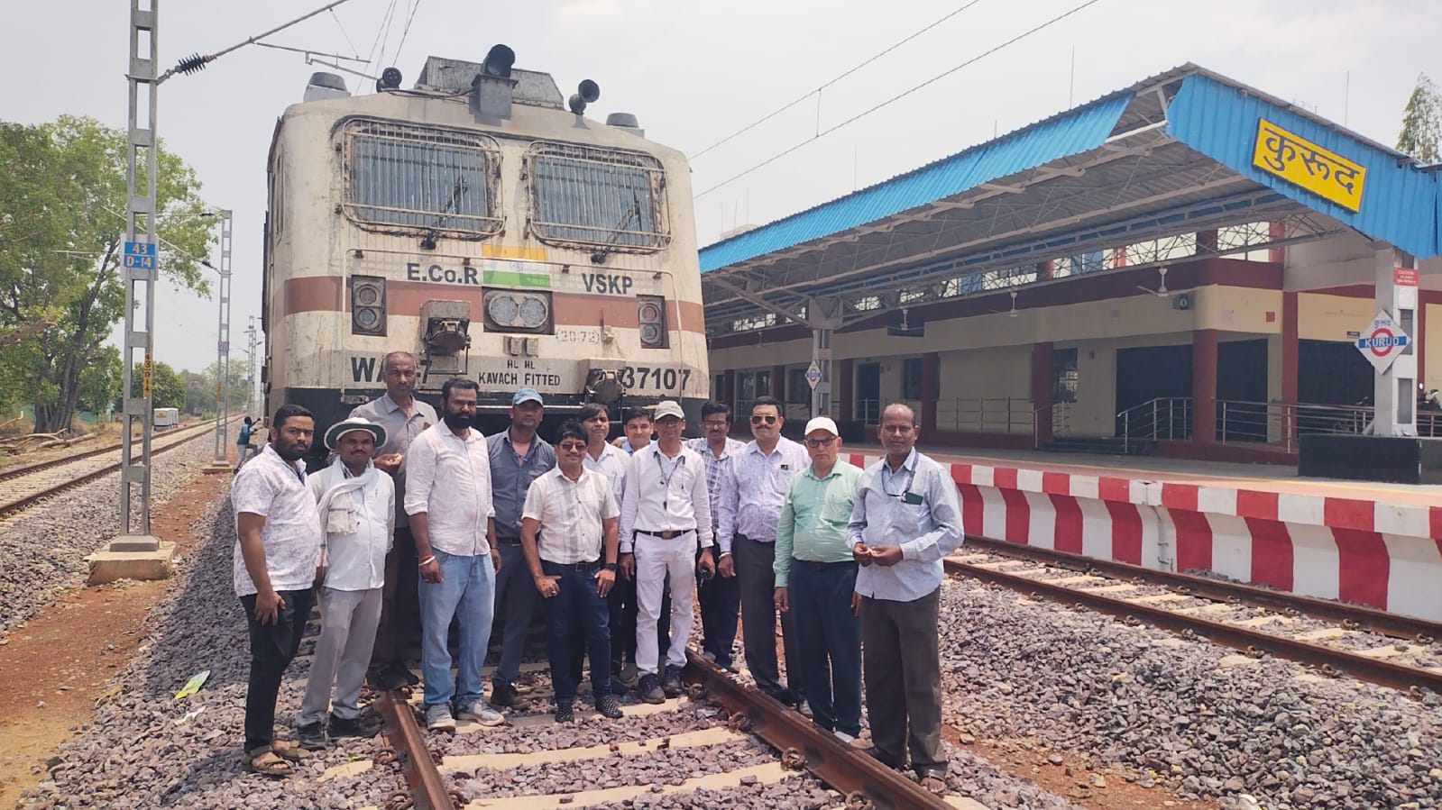 रेलवे स्टेशन कुरुद से ट्रेन के ट्रायल के पूर्व खड़े हुए रेलवे के अधिकारी-कर्मचारी और अन्य लोग।