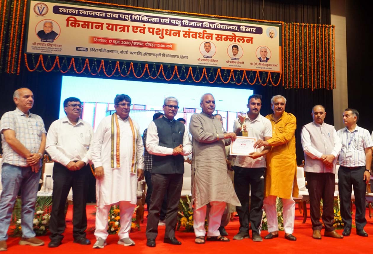 किसान को सम्मानित करते मंत्री रणबीर गंगवा एवं अन्य। किसान को सम्मानित करते मंत्री रणबीर गंगवा एवं अन्य।