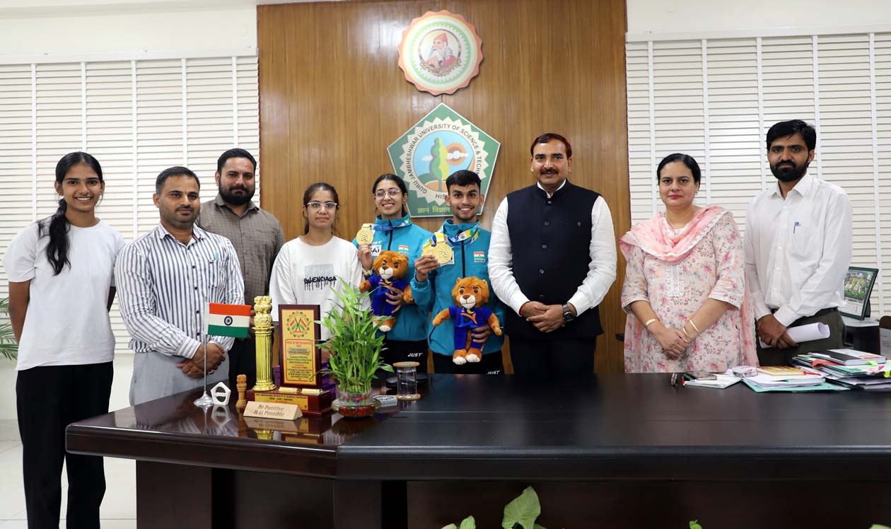 विजेता खिलाड़ियों को बधाई देते कुलपति प्रो. नरसी राम बिश्नोई।