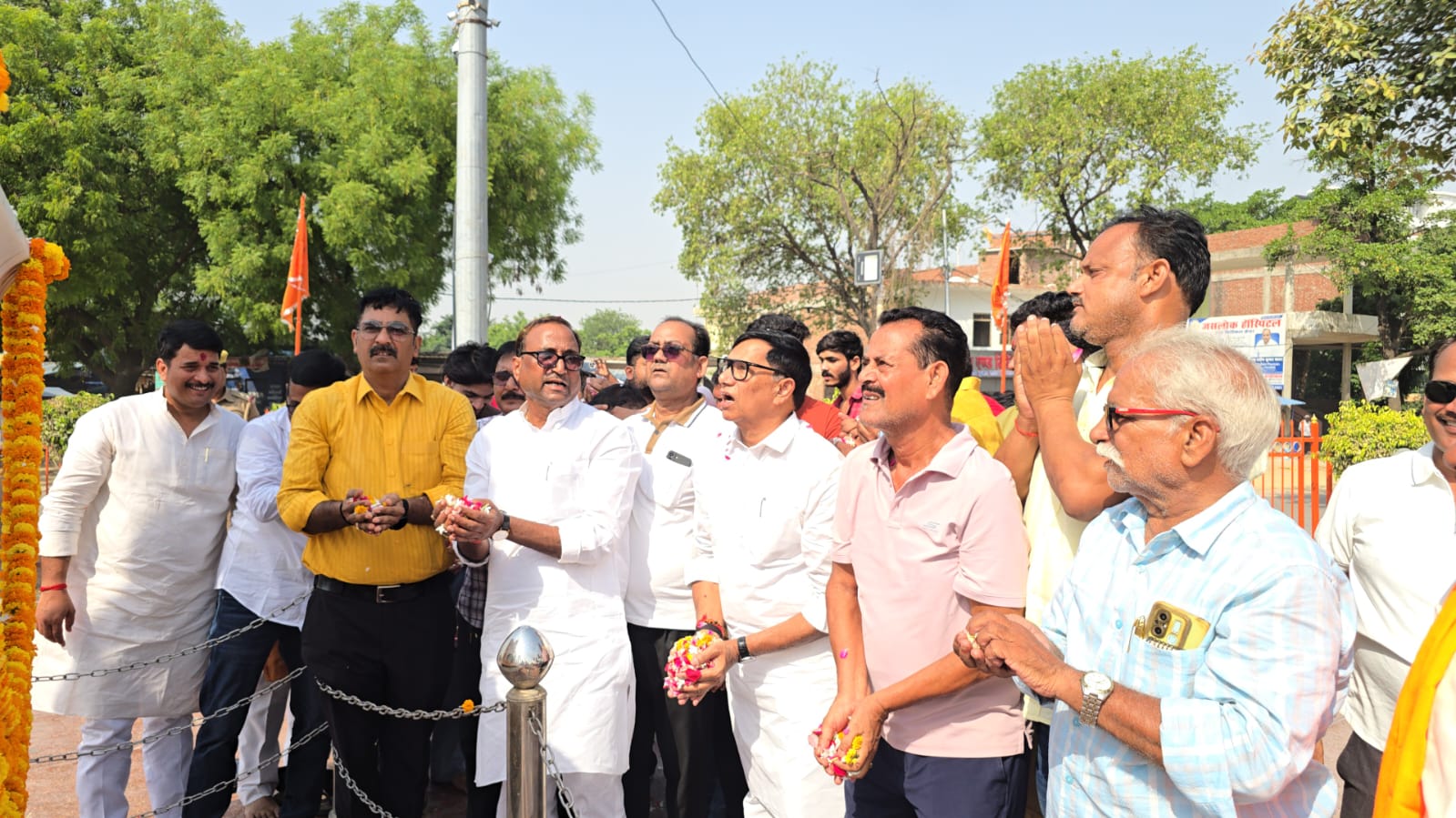 राजपूत सेवा समिति के लोग महाराणा प्रताप जयंती पर आयोजित कार्यक्रम में पुष्पांजलि अर्पित करते हुए राजपूत सेवा समिति के लोग महाराणा प्रताप जयंती पर आयोजित कार्यक्रम में पुष्पांजलि अर्पित करते हुए