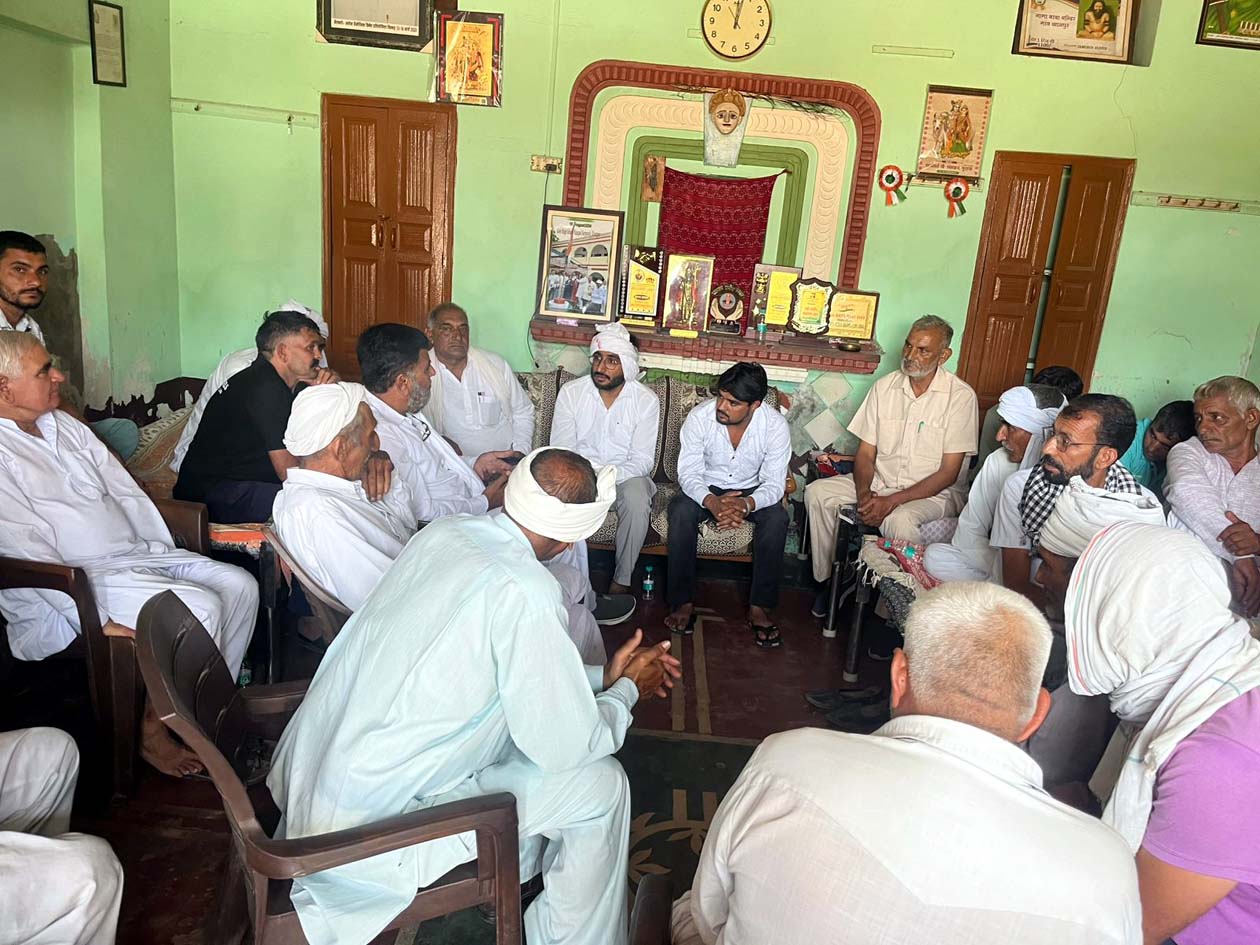 ट्रैक्टर यात्रा बारे गांव में जनसंपर्क करते धरना कमेटी के सदस्य।