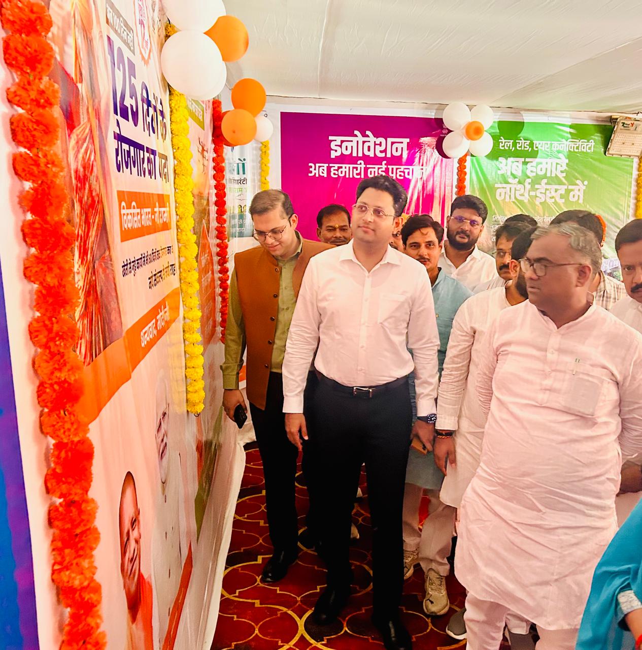 विकाश प्रदर्शनी का अवालोकन करते हुए राज्य मंत्री गिरीश चंद्र यादव और जिलाधिकारी सैमुअल पाल एन