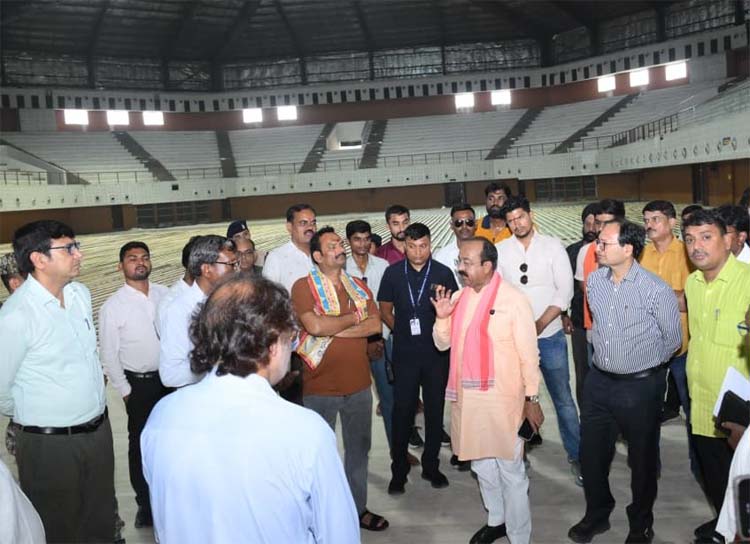 उप मुख्यमंत्री साव बिलासपुर में स्व. बीआर यादव खेल प्रशिक्षण केन्द्र बहतराई का निरीक्षण करते हुए