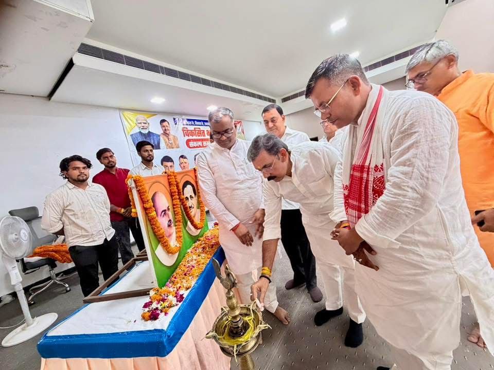 कार्यक्रम का शुभारंभ करते हुए बीजेपी प्रदेश मंत्री शंकर गिरी, राज्य मंत्री गिरीश चंद्र यादव दीप प्रज्वलित करते हुए
