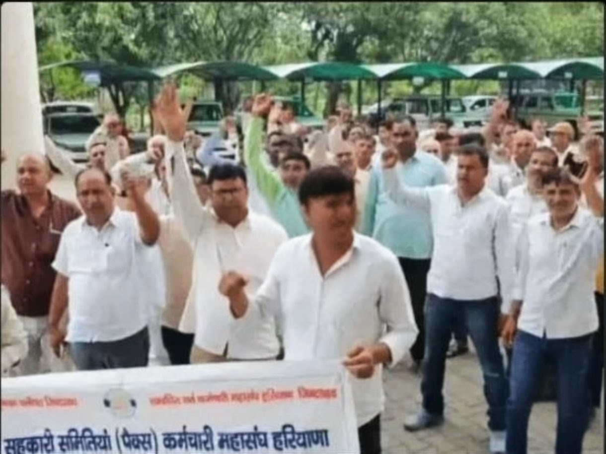 लंबित मांगों के लिए प्रदर्शन करते कोऑपरेटिव बैंक कर्मचारी लंबित मांगों के लिए प्रदर्शन करते कोऑपरेटिव बैंक कर्मचारी