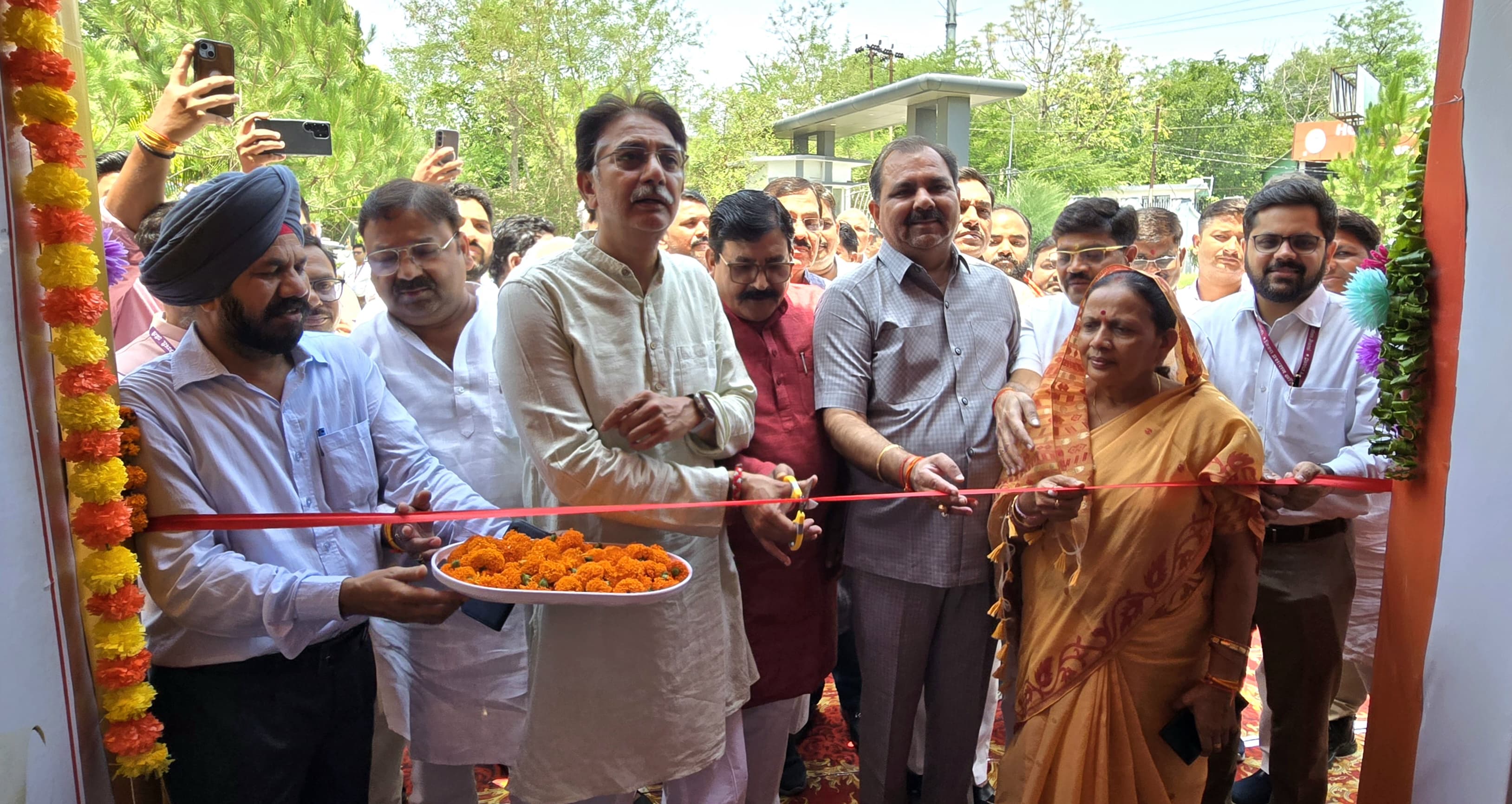 फीता काटकर प्रदर्शनी का शुभारंभ करते सांसद अनुराग शर्मा फीता काटकर प्रदर्शनी का शुभारंभ करते सांसद अनुराग शर्मा