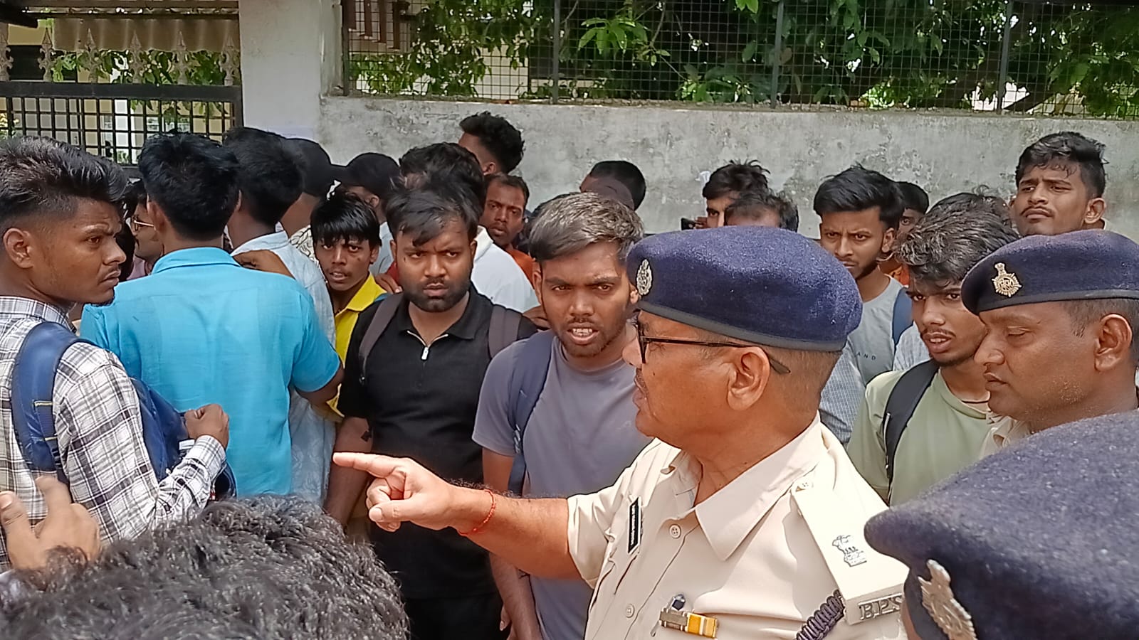 परीक्षार्थियों को शांत कराते एसडीपीओ परीक्षार्थियों को शांत कराते एसडीपीओ