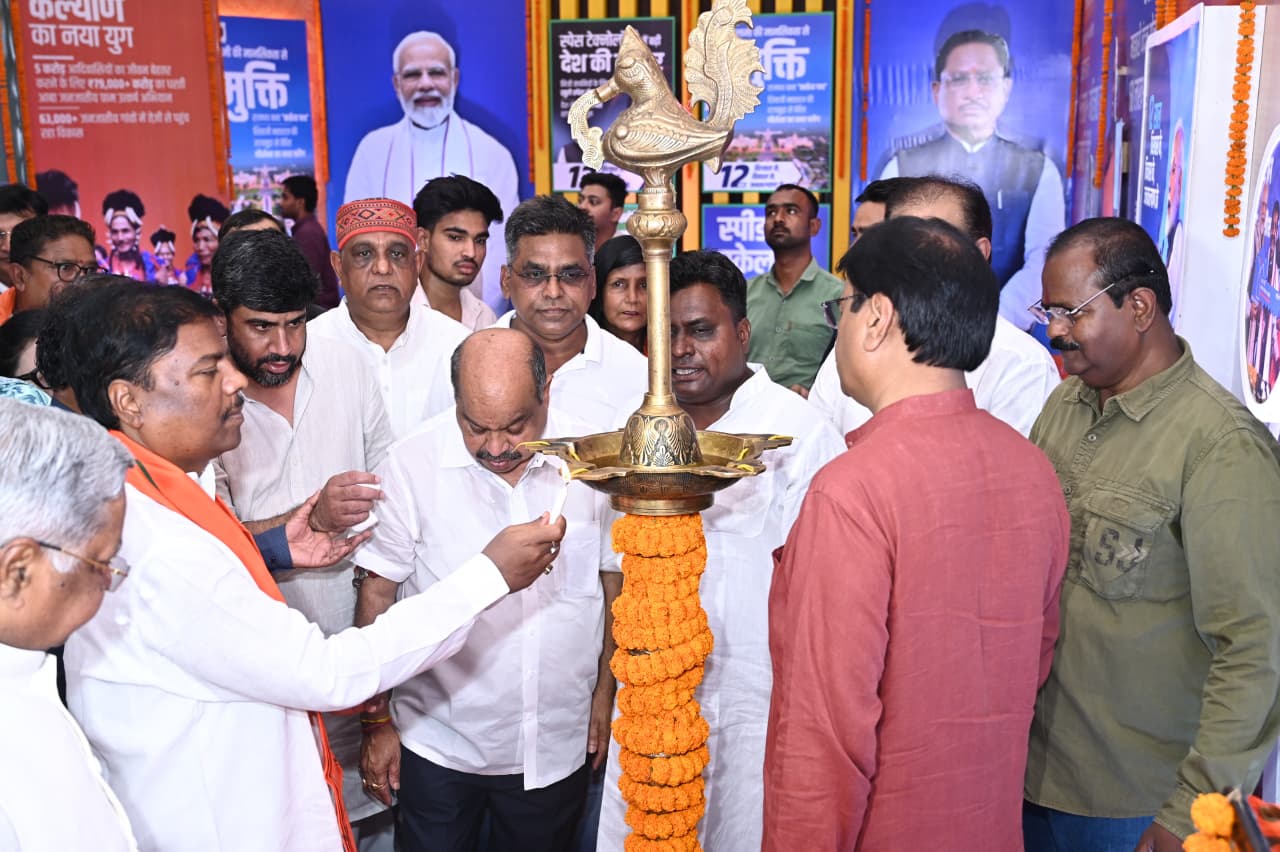 रायपुर : मंत्री केदार कश्यप ने पीएम मोदी के 12 वर्ष के कार्यकाल की उपलब्धियों पर आयोजित प्रदर्शनी का किया शुभारंभ रायपुर : मंत्री केदार कश्यप ने पीएम मोदी के 12 वर्ष के कार्यकाल की उपलब्धियों पर आयोजित प्रदर्शनी का किया शुभारंभ