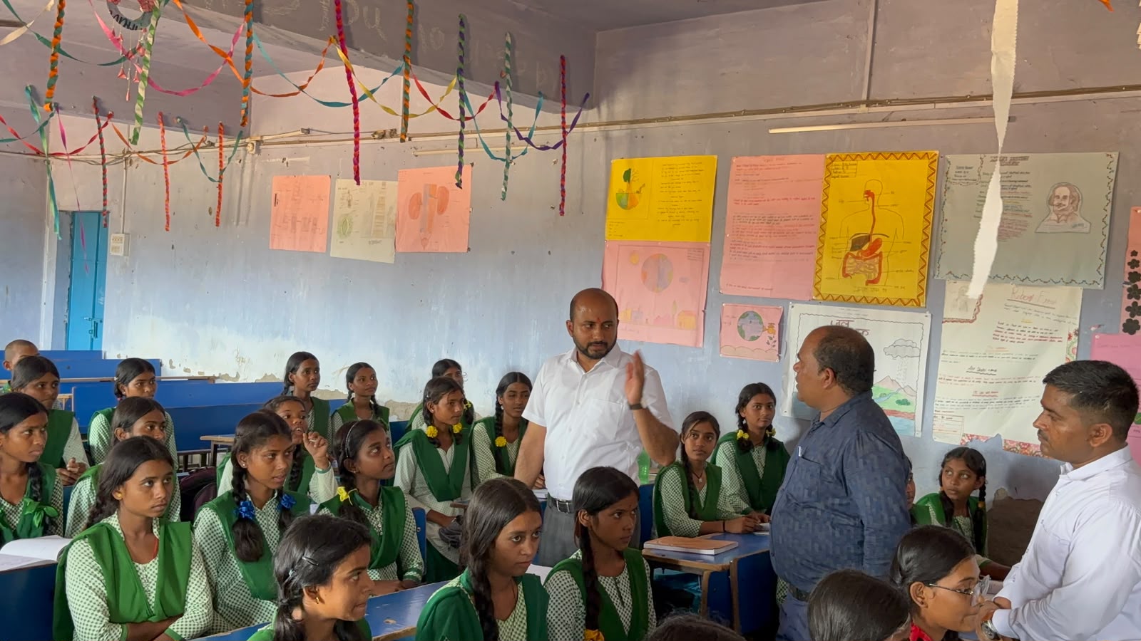 बच्चों के बीच शिक्षकों को दिया निर्देश