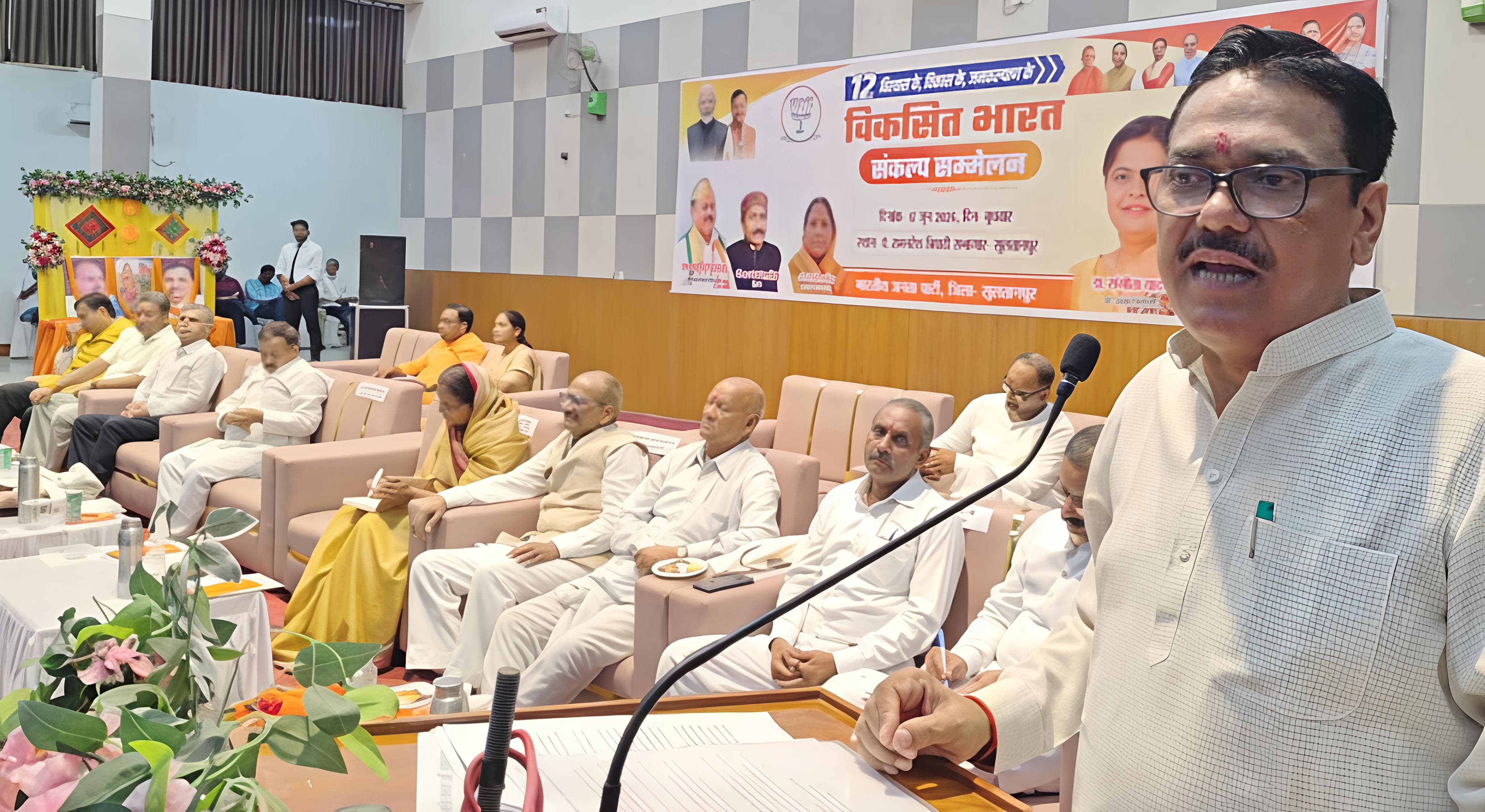 भाजपा कार्यकर्ताओ को संबोधित करते गोविंद नारायण शुक्ल भाजपा कार्यकर्ताओ को संबोधित करते गोविंद नारायण शुक्ल