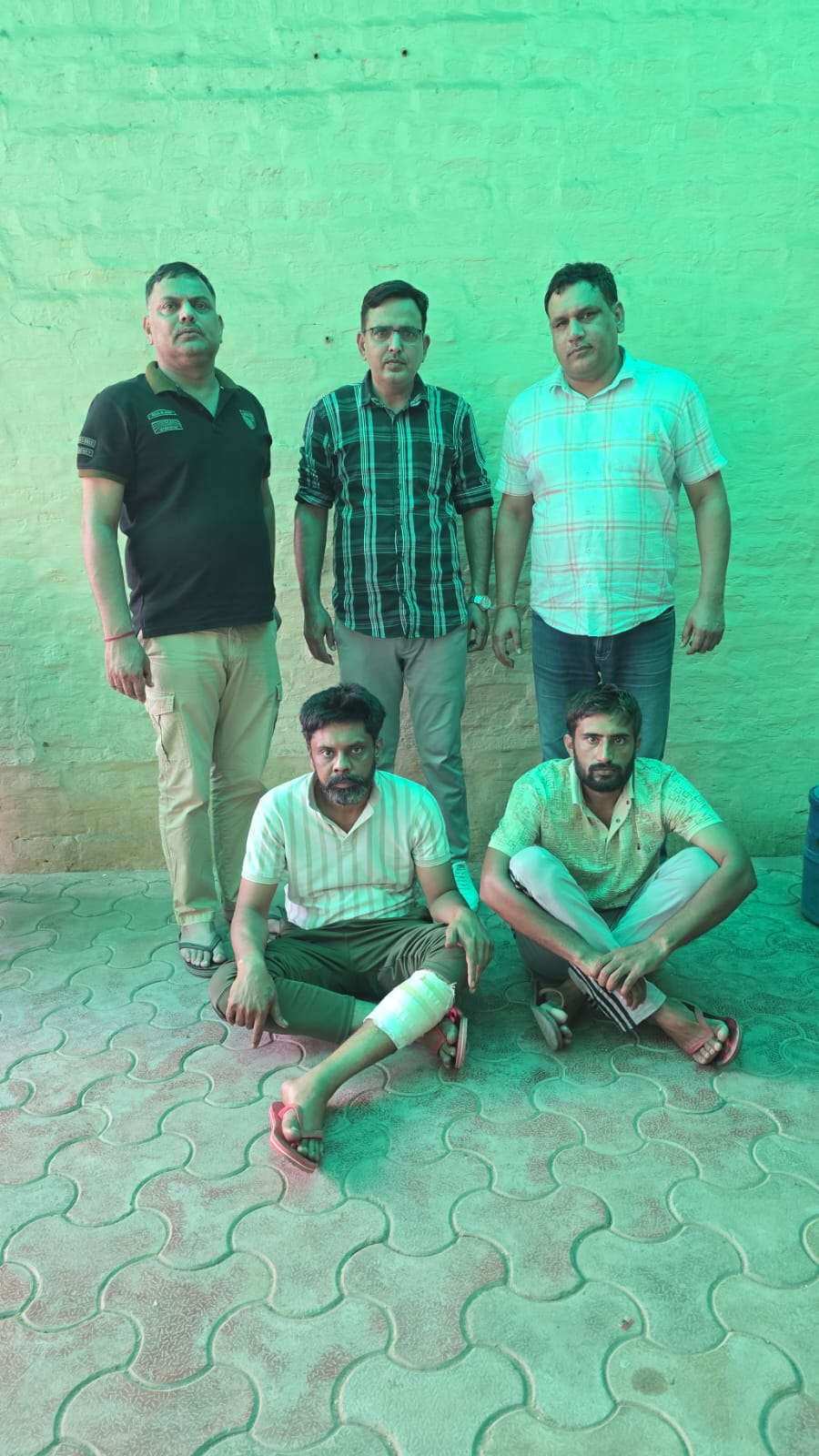 पुलिस गिरफ्त में दोनों आरोपित। पुलिस गिरफ्त में दोनों आरोपित।