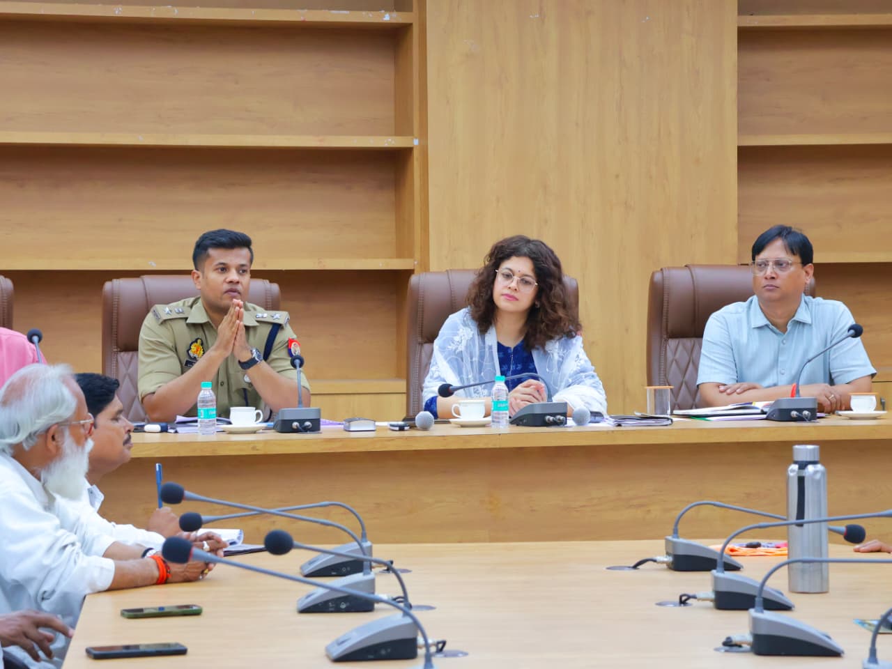 निर्देश देते डीएम एसपी