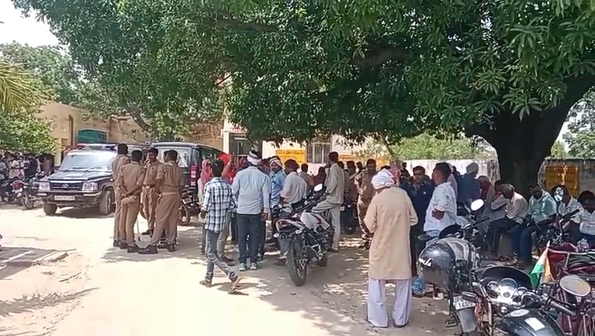 घटना स्थल पर जमा ग्रामीण और पुलिस घटना स्थल पर जमा ग्रामीण और पुलिस