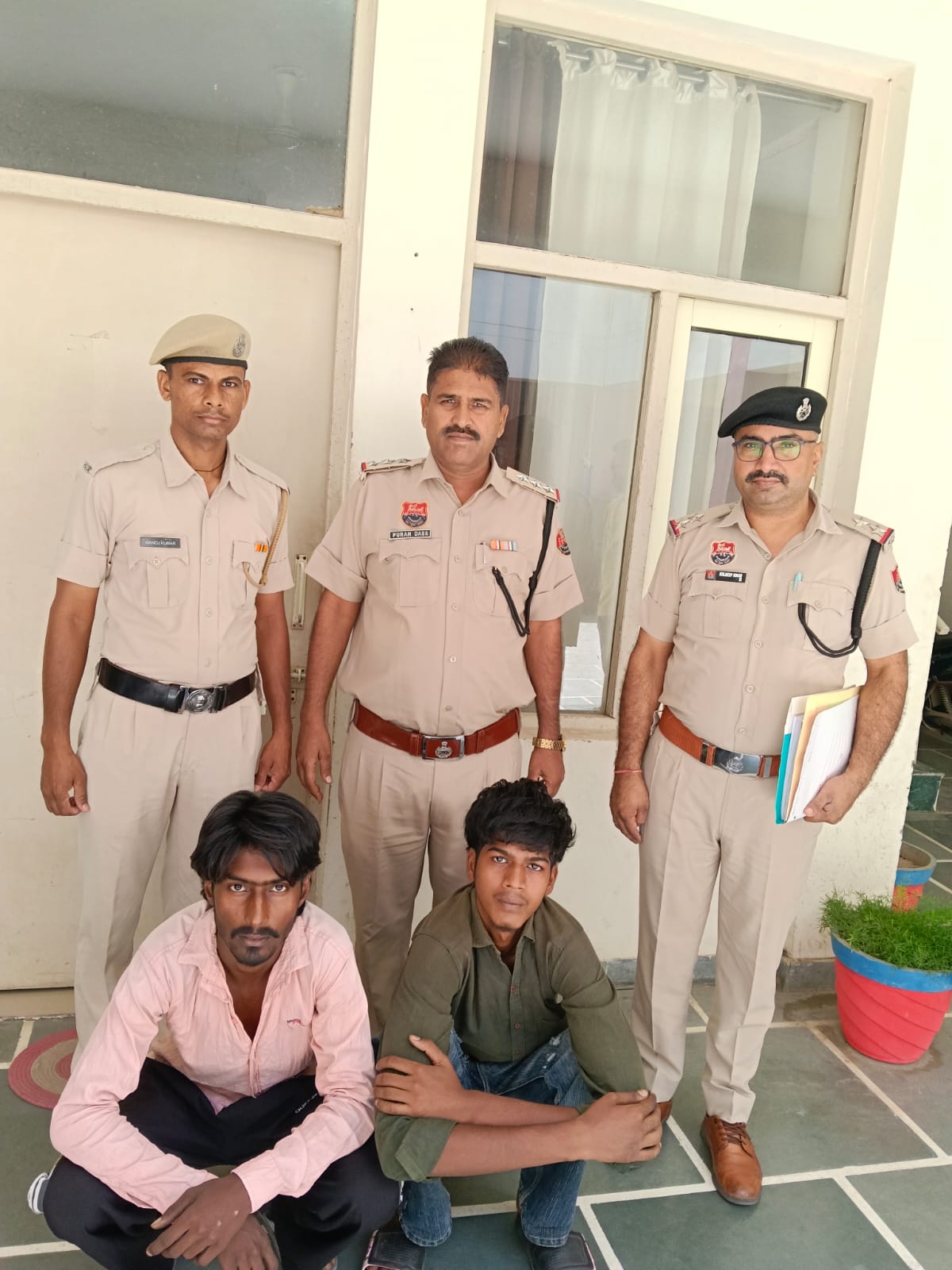 पुलिस गिरफ्त में आरोपित। पुलिस गिरफ्त में आरोपित।