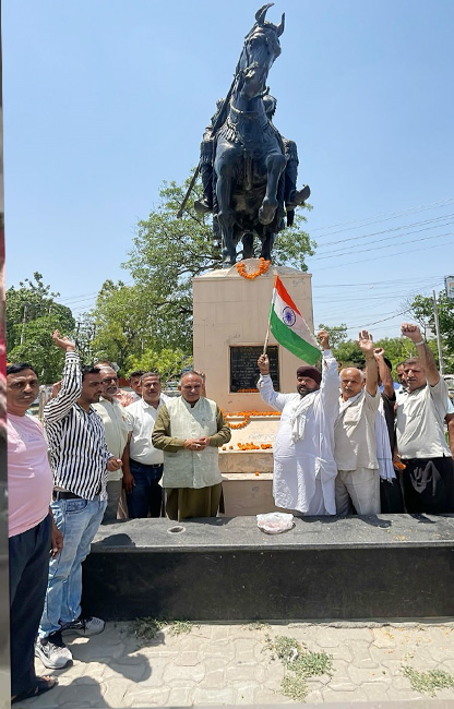 सोनीपत: महाराणा प्रताप की प्रतिमा पर उनकी प्रतिमा पर पुष्प अर्पित करने के अवसर पर मेयर राजीव जैन सोनीपत: महाराणा प्रताप की प्रतिमा पर उनकी प्रतिमा पर पुष्प अर्पित करने के अवसर पर मेयर राजीव जैन