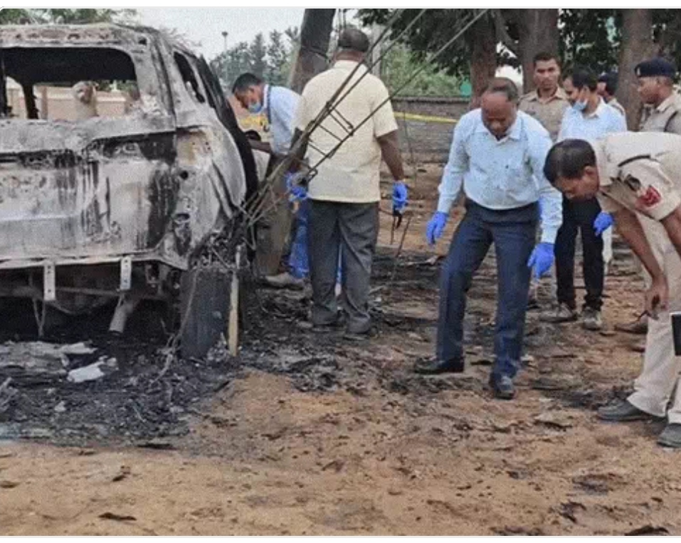 घटनास्थल पर पुलिस और फोरेंसिक की टीम जांच करते हुए घटनास्थल पर पुलिस और फोरेंसिक की टीम जांच करते हुए