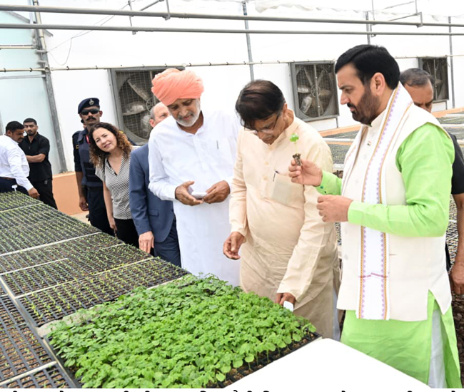 हरियाणा के मुख्यमंत्री मुनीमपुर में फूलाें की विकसित किस्में देखते हुए हरियाणा के मुख्यमंत्री मुनीमपुर में फूलाें की विकसित किस्में देखते हुए