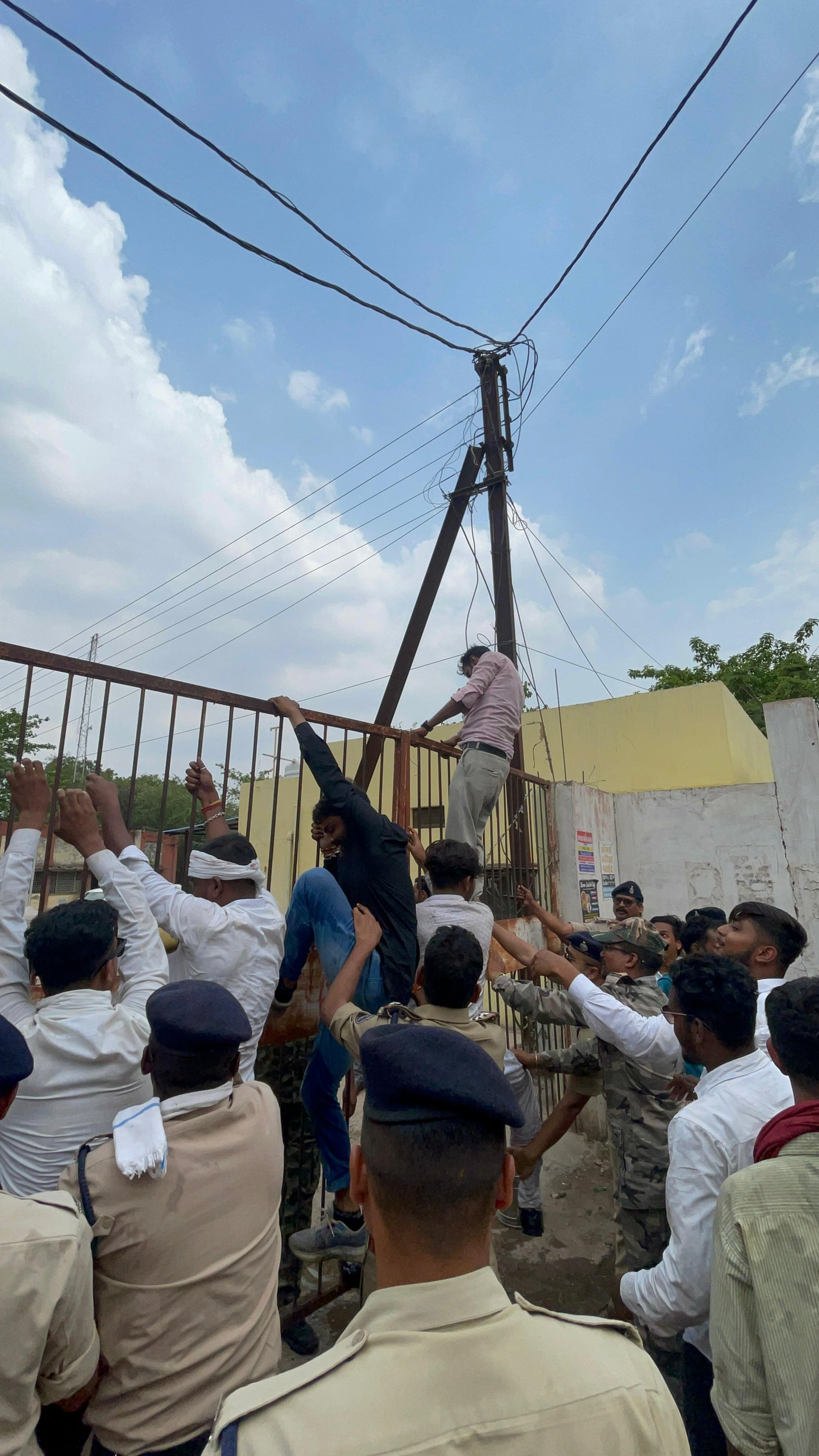विद्युत कार्यालय के गेट के सामने प्रदर्शन करते कार्यकर्ता।