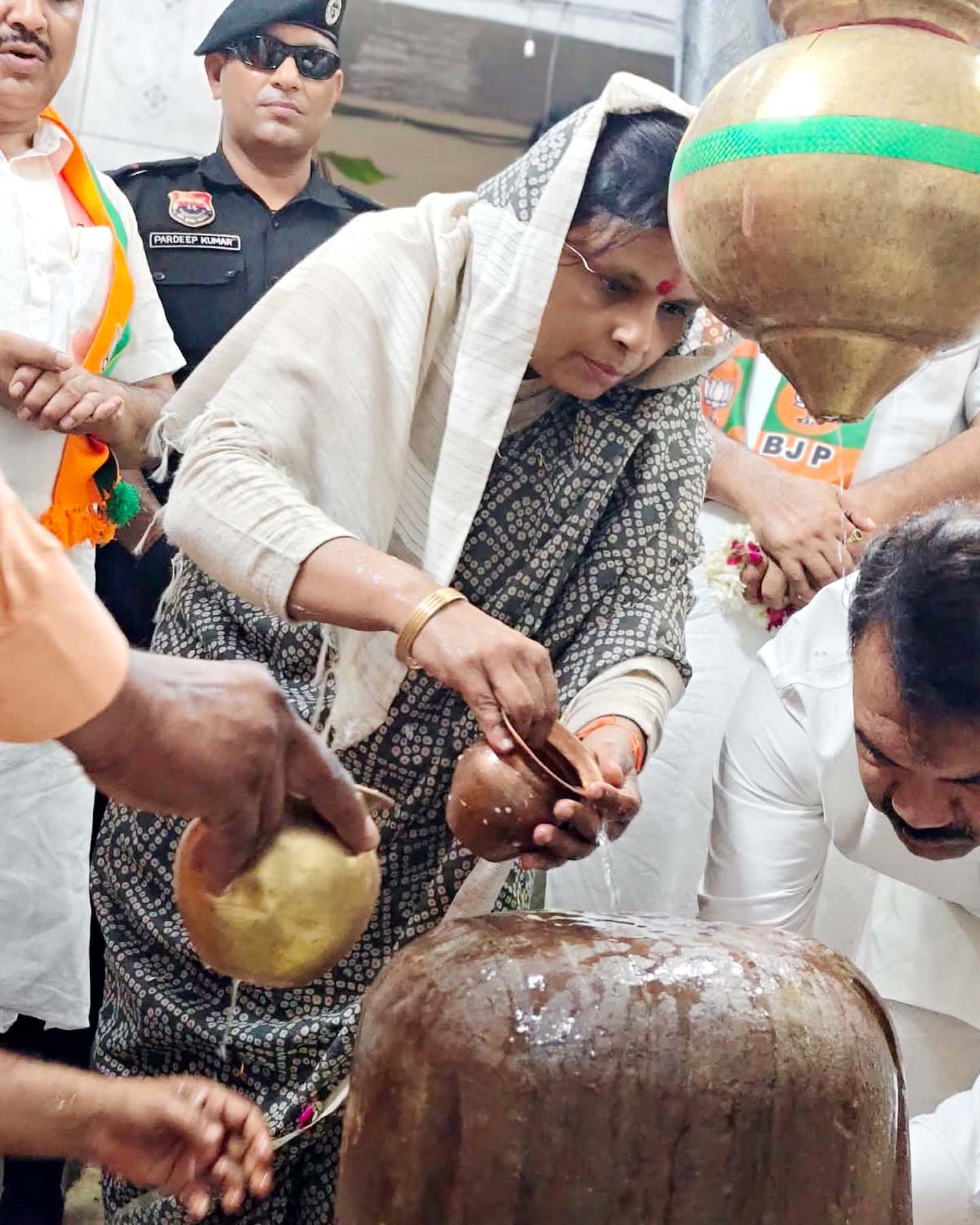 नूंह के प्राचीन नल्हड़ शिव मंदिर में जलाभिषेक करतीं भाजपा प्रदेश अध्यक्ष डा. अर्चना गुप्ता। नूंह के प्राचीन नल्हड़ शिव मंदिर में जलाभिषेक करतीं भाजपा प्रदेश अध्यक्ष डा. अर्चना गुप्ता।