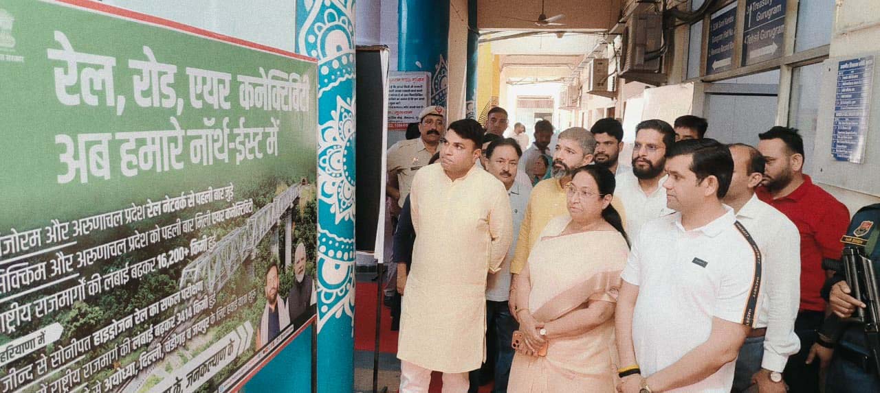 गुरुग्राम स्थित लघु सचिवालय में प्रदर्शनी का उद्घाटन करके अवलोकन करतीं डा. सुधा यादव।