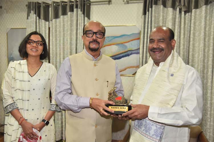 राज्यपाल रमेन डेका लोकसभा अध्यक्ष ओम बिड़ला का लोकभवन में स्वागत करते हुए