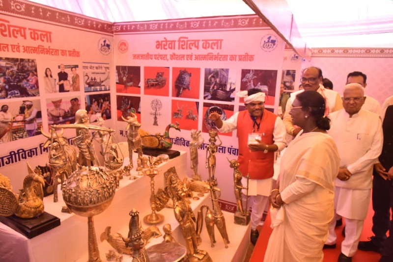 राष्ट्रपति बैतूल में जनजातीय महासम्मेलन में लगाई गई प्रदर्शनी का अवलोकन करती हुईं