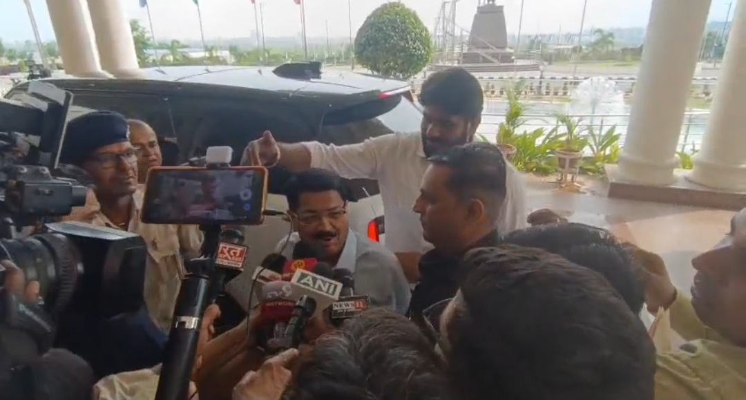 निर्दलीय प्रत्याशी परिमल नाथवानी