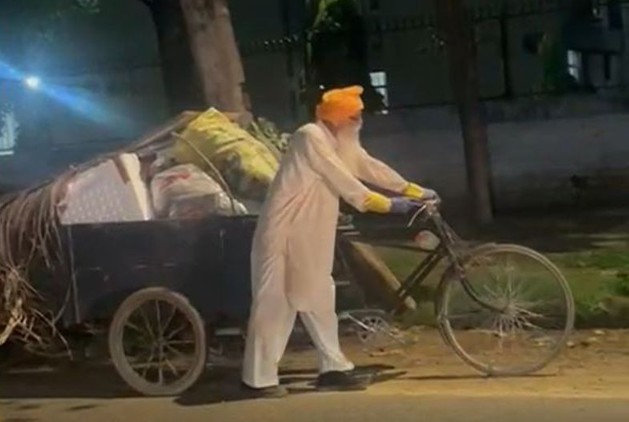 ਚੰਡੀਗੜ੍ਹ ’ਚ ਸਫਾਈ ਕਰਦੇ ਹੋਏ ਇੰਦਰਜੀਤ ਸਿੰਘ ਸਿੱਧੂ।