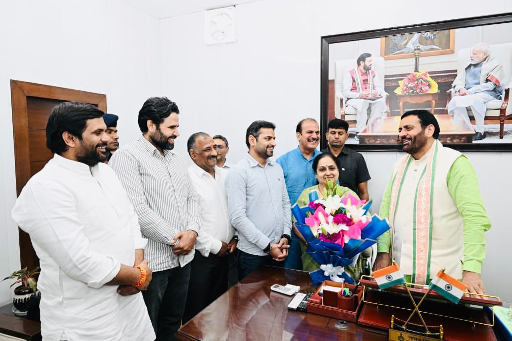 मुख्यमंत्री से मिलते मेयर व वित्त संविदा समिति के सदस्यगण मुख्यमंत्री से मिलते मेयर व वित्त संविदा समिति के सदस्यगण