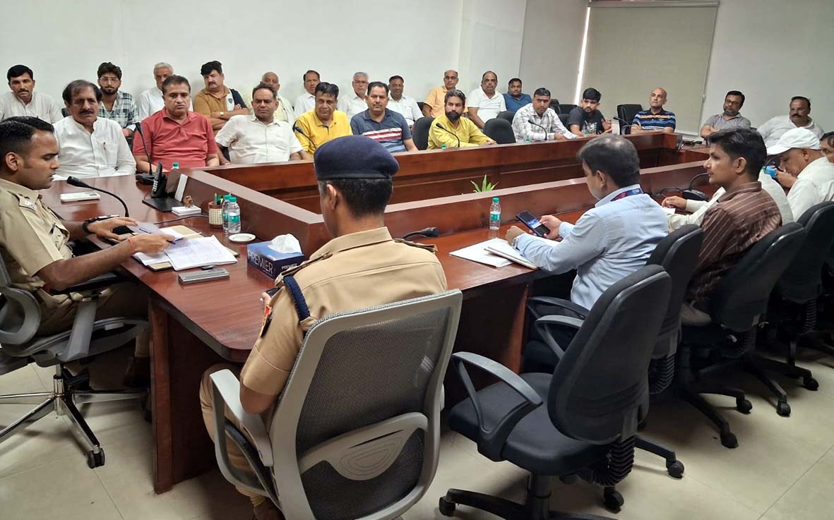 बैठक को संबोधित करते पुलिस अधीक्षक।